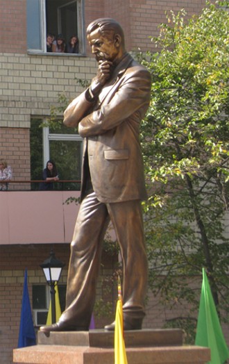 Image - The monument of Volodymyr Vynnychenko in Kropyvnytskyi.